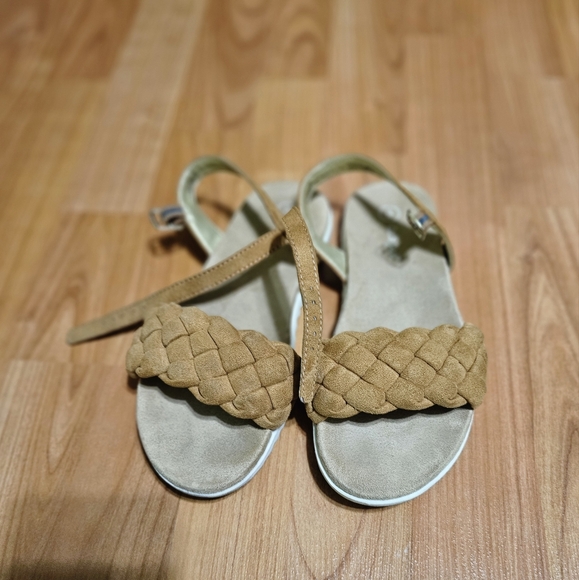Last Call: Girls tan sandals size 3 - Picture 1 of 2